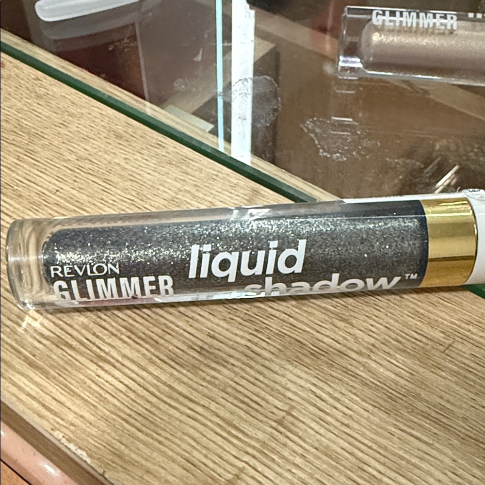 Revlon Glimmer Liquid Shadow - Shimmering Silver